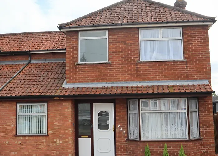 Comfort In Ipswich -3 Bedroom House With Parking
