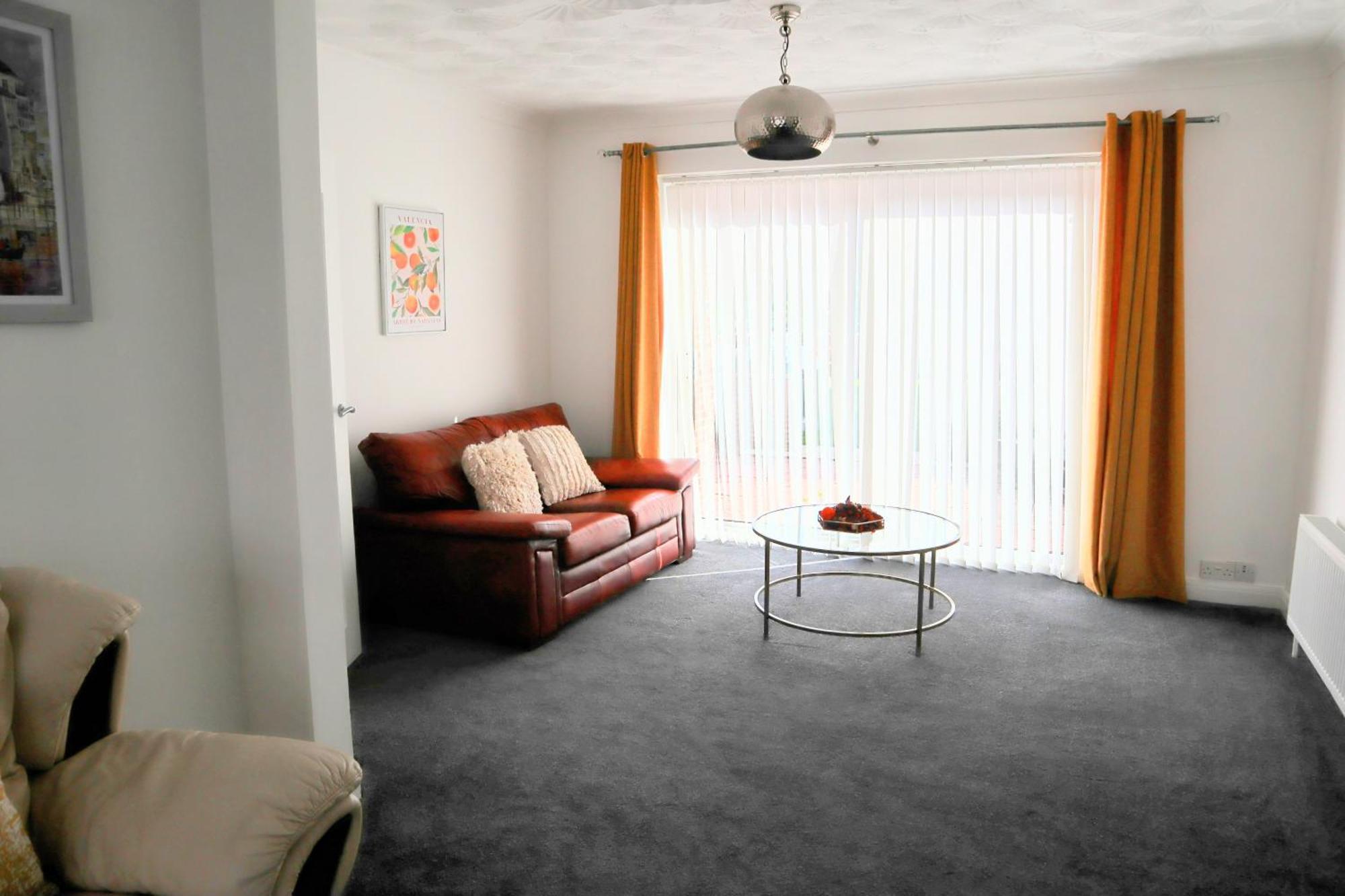 Holiday home Comfort In -3 Bedroom House With Parking
