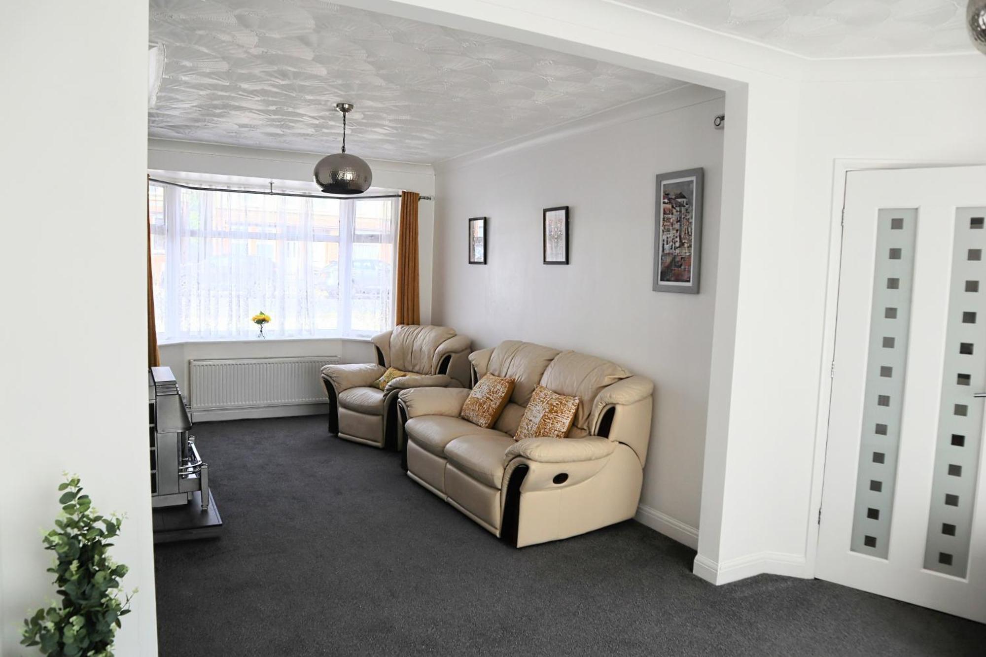 Comfort In -3 Bedroom House With Parking