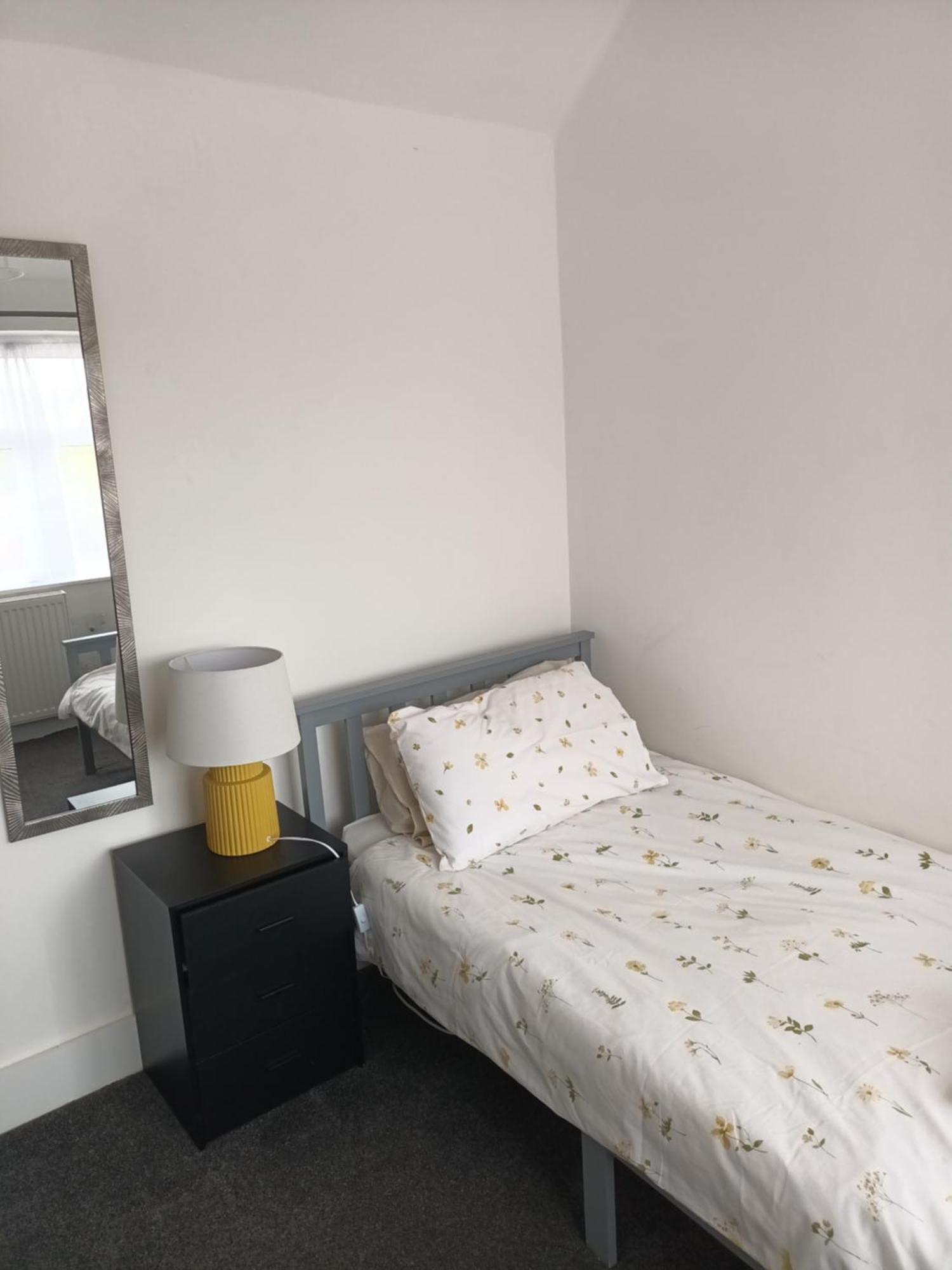 Comfort In -3 Bedroom House With Parking Holiday home